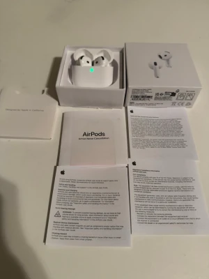 AirPods 4 ANC - *   AirPods 4 anc *   AirPods 4 (nya) *   AirPods 4 (1 månad) *   AirPods 4 (nyskick) *   AirPods 4 lite använda jag gillar inte dem så mycket jag gillar mer när dem har en tip vid öronen som Pros! Men dessa e perfekt för er som vill lyssna på låtar köpt på Elgiganten köptes cirka 1 månad sen perfekt skicka inga skador alls funkar som ny 