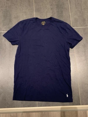 Tjena säljer denna skitsnygga T-shirten som är perfekt nu inför sommaren. Den är i storlek M, har utmärkt passform och ganska tajt halsring som gör att den sitter perfekt. Skriv gärna vid intresse. - Tjena säljer denna skitsnygga T-shirten som är perfekt nu inför sommaren. Den är i storlek M, har utmärkt passform och ganska tajt halsring som gör att den sitter perfekt. Skriv gärna vid intresse.