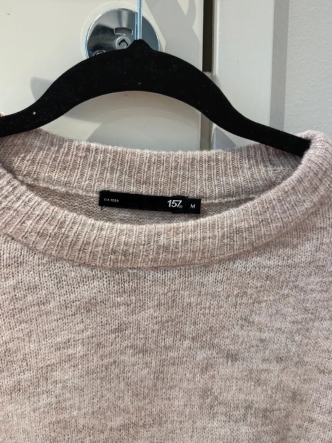 Beige stickad tröja med rund hals - 2