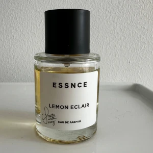 Essnce Lemon Eclair Parfym - Lemon Eclair från essnce, 50 ml - uppskattar ca 40 ml kvar. Limited edition och säljs inte längre. Superfin doft 🍋🍦 