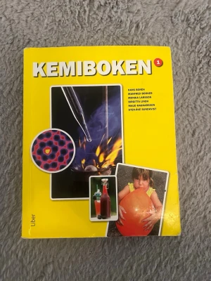 Kemiboken 1 Liber - Kemiboken 1 är en kursbok i kemi för gymnasiet, skriven av flera författare. Omslaget är gult med bilder på kemiska experiment och molekylstrukturer. Boken täcker grundläggande kemiämnen.