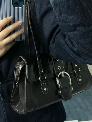 Vintage axelväska  - En vintage axelväska som jag köpte på Depart.A.Mental för 399 kr. Väskan passar till många outfits, men jag säljer den för att jag vill ha en större väska 😅🤍