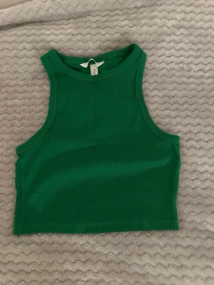 Topp - Grön topp köpt på H&M i storlek S. Inte använts. 💚