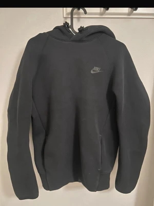 Nike tech fleece Tracksiut (sällsynt) - Säljer denna riktigt unika Nike tech fleece settet som inte säljs längre, riktigt bra skick och pris kan diskuteras!!