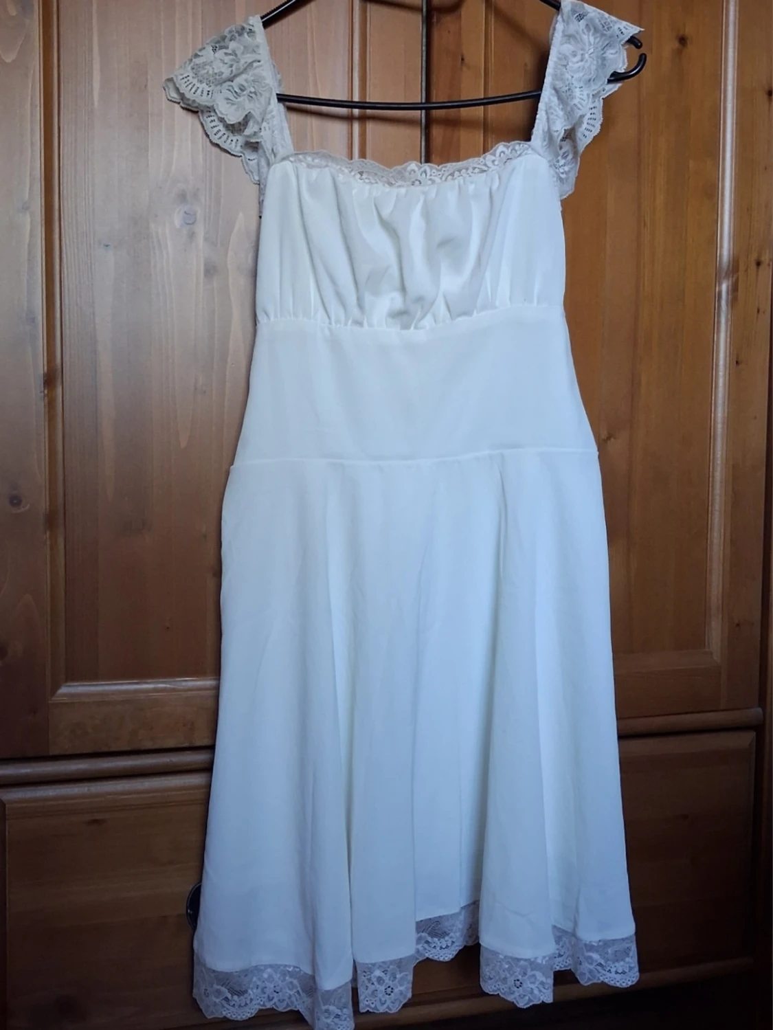 Vit klänning med spetsdetaljer