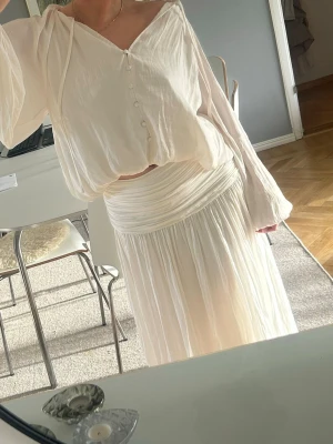 Vit drapy blus + matchande kjol set – Gina Tricot (S/36) - Säljer ett superfint matchande set från Gina Tricot 🤍  Blus + kjol som hör ihop (kan bäras tillsammans eller separat). Perfekt till sommar, semester eller finare tillfällen.  • Blus: storlek S • Kjol: storlek 36 • Färg: vit/offwhite • Använd endast 1 gång ( till dop)  – i nyskick   Så fint fall i tyget och väldigt smickrande passform ✨  Nypris: ca 920 kr för båda (459.95 kr var på hemsidan)  säljes för : 650 kronor 