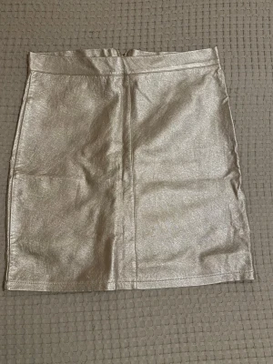 Fest kjol - Superfin skimrande guldaktig skinn kjol. Sätter sig fint på kroppen, har en dragkedja baktill. Köpt på cubus i storlek S. 🩷