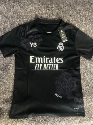 Real Madrid Football Jersey - Aldrig använd ✔️, Storlek S ✔️, Kommer med tags 🏷, Skickas inom 1 dag 🚀, kontakta gärna för mer info ☺️