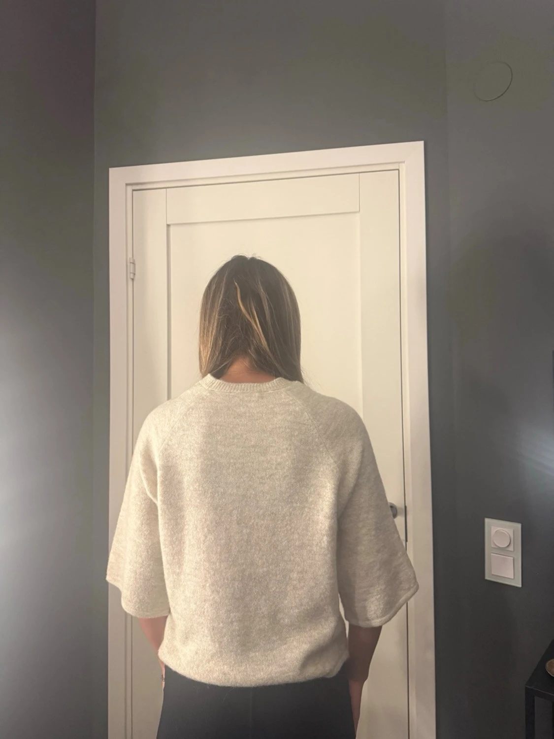 Ljusgrå stickad tröja med vida ärmar - 1