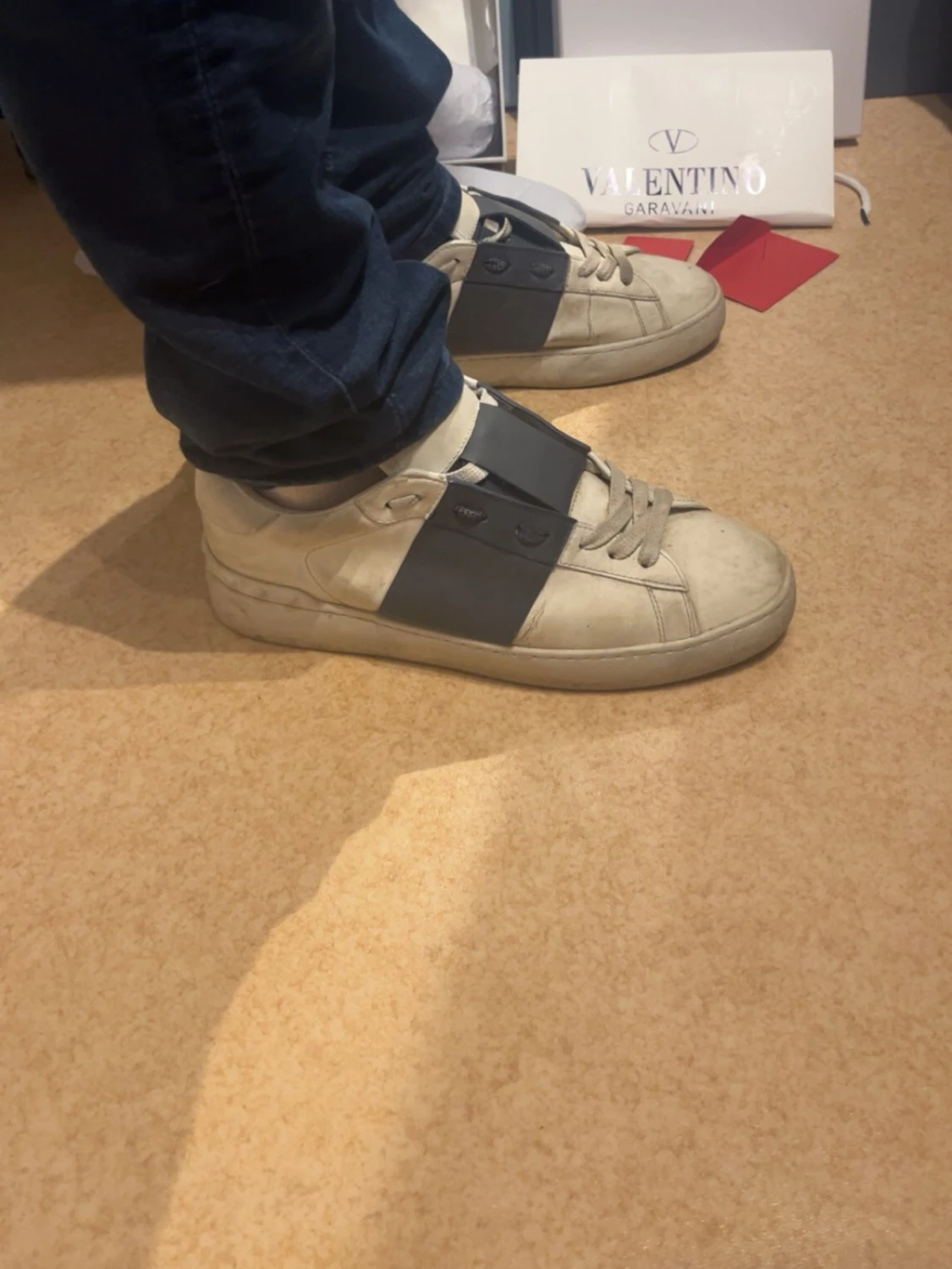 Vita sneakers med grå detalj - 2