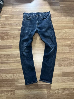 Levis jeans - Mått: Benöppning 15,5cm, Midjemått 79cm, Innerbenslängd 73cm.