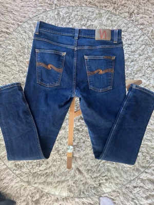 Nudie Jeans Lean Dean - Jeans från Nudie, modell Lean Dean. Skick: Mycket bra, inga skador men fått ”fade” på framsidan, vid ficka (se bild) Pris: 399kr | Hör av dig vid funderingar!