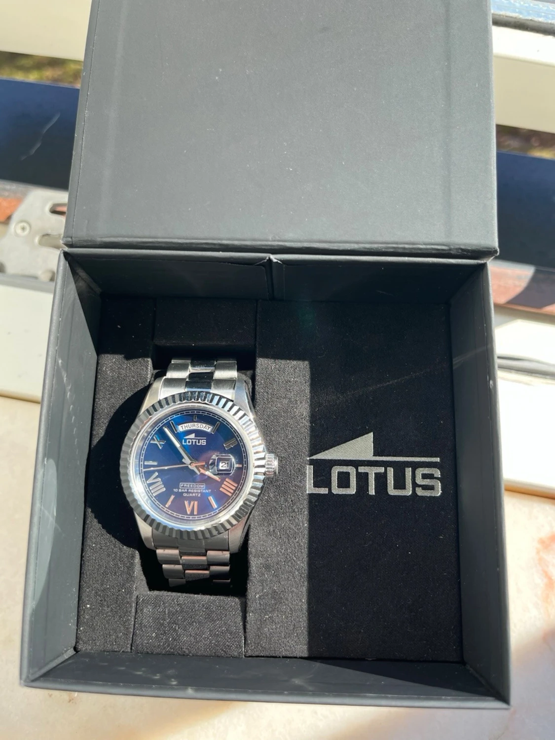 Silverfärgad Lotus klocka med blå urtavla - 2