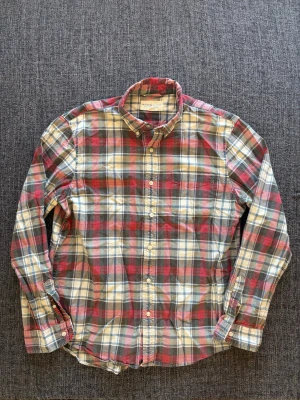 Denim & supply skjorta ~ 2000’s modell - Sjukt sjukt eftertraktad Denim & Supply skjorta röd/vit - 2000's modell | Sallsynt vintage | Fint skick | Klassisk färg | Svår att få tag på | Säljs snabbt | Skickas inom 24h |• | Snabb affär = bättre pris | skönt matrial. L passar även M