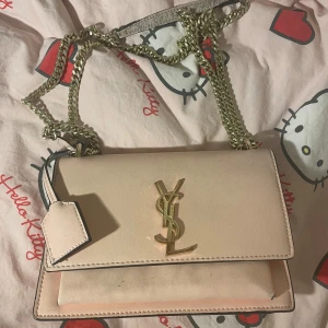 Ljusrosa handväska - Jättefin, en av mina favoriter. Säljer då jag har flera andra rosa väskor. Ganska sliten men fortfarande fin(se bilder)