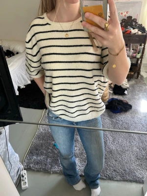 Stickad tshirt - Stickad Tshirt från hm i fint skick! Strolek XL men sitter som en S/M