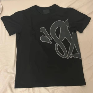 Syna world- shorts-tshirt - Syna world shorts och T shirt. Oanvända. Str S. Helt nytt. Köpte för liten storlek. 