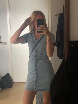 Klänning - Säljer min jättefina jeansklänning från Zara då den ej används. Använd 2 gånger, super skön och fin.
