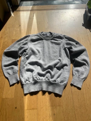 Stone Island junior tröja  - Stone island junior tröja i storlek xs. Som ny. Äkta. Vid frågor i dm. 
