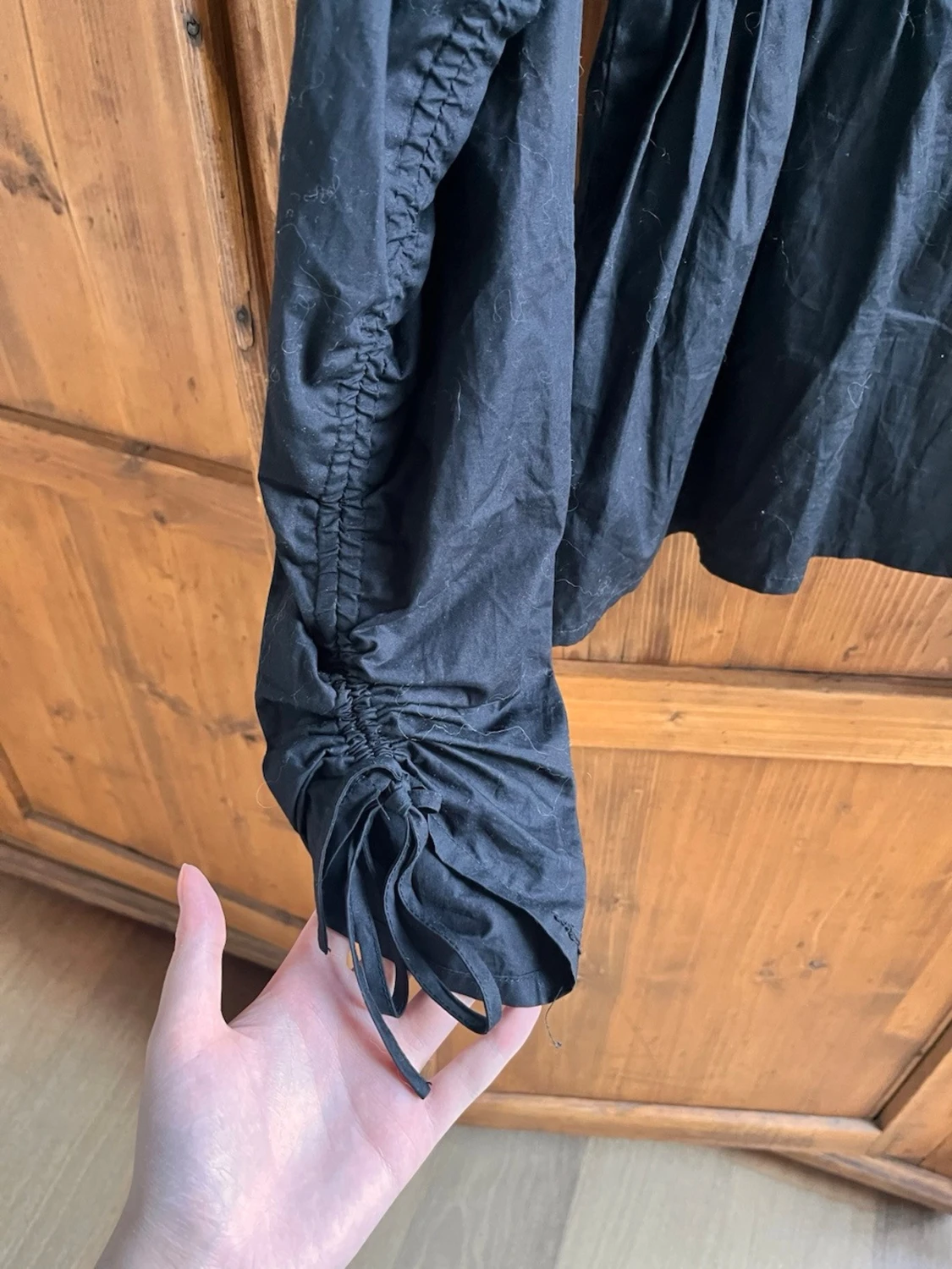 Svart blus med knyt från NA-KD - 1
