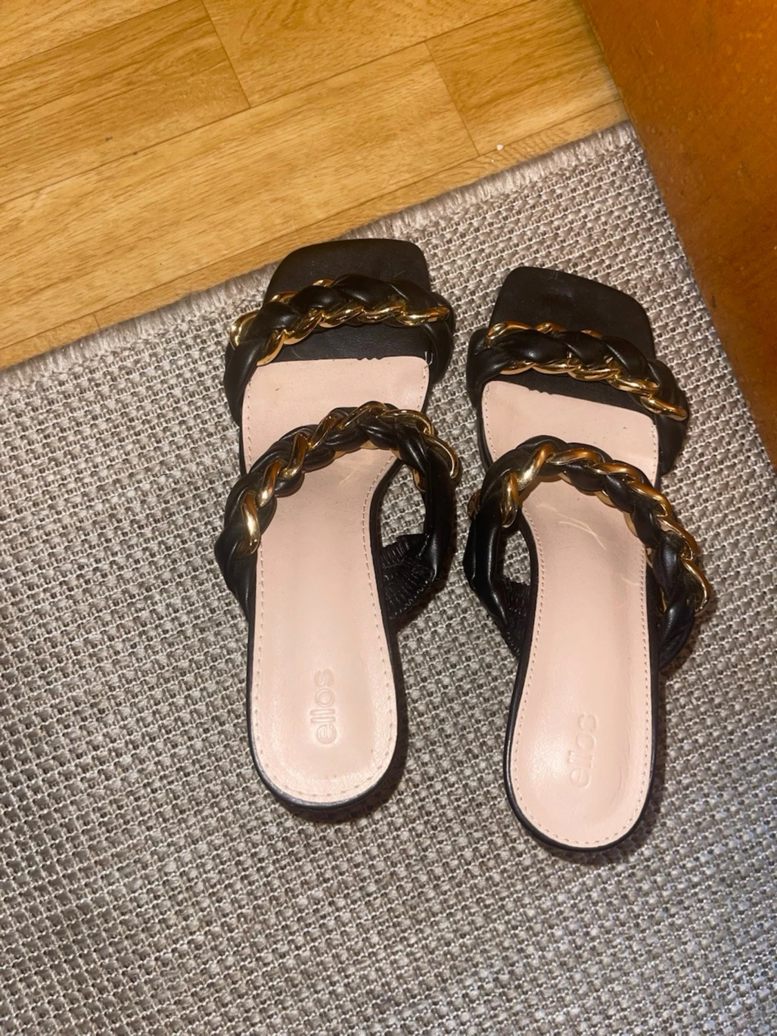 Svarta pumps med flätad rem från Ellos