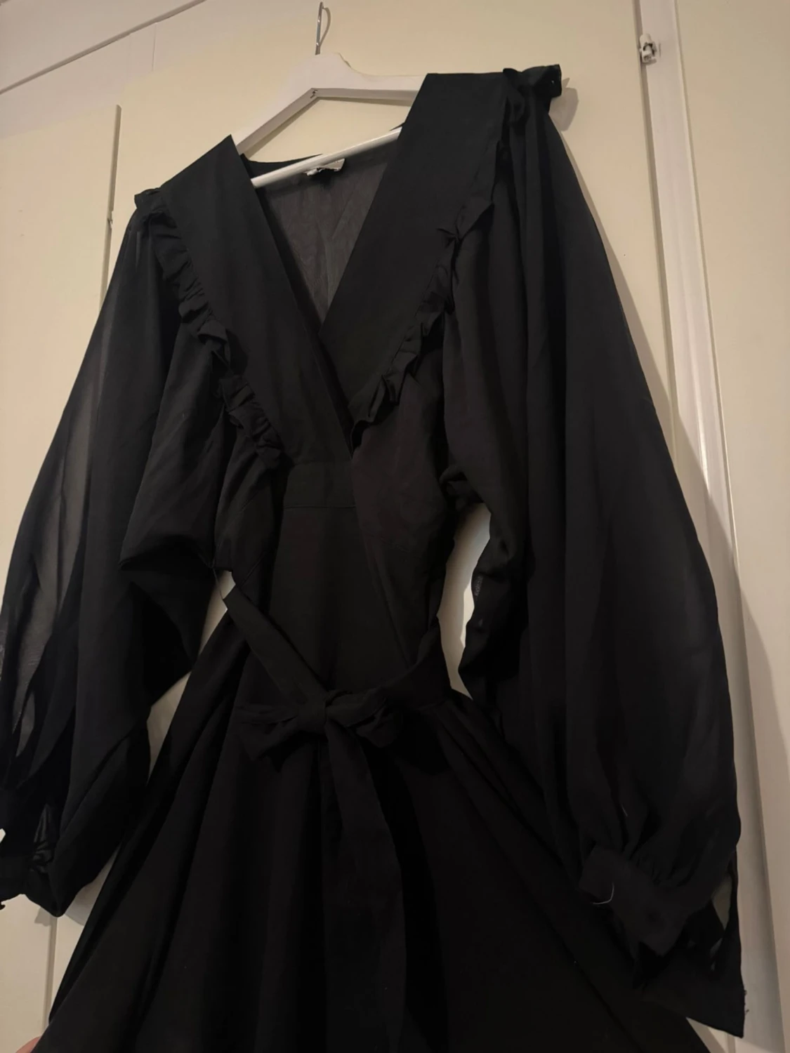 Svart omlottklänning med volang - 2