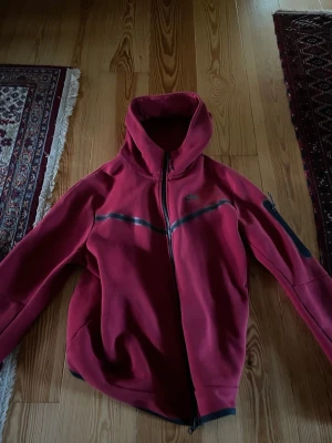 Röd Nike tech  - En röd Nike tech fleece i bra skick. Storlek M. pris kan diskuteras