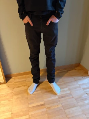 Replay jeans - Snygga svarta slim fit jeans med klassisk femficksdesign och dragkedjegylf. Jeansen har raka ben och sitter tight längs hela benet för en modern look. Perfekta att matcha med hoodie eller t-shirt för en avslappnad stil.
