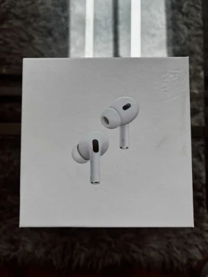Apple AirPods Pro 2 USB-C - Säljer ett par vita Apple AirPods Pro (2nd generation) med MagSafe-laddningsetui och USB-C. Trådlösa in-ear-hörlurar med silikontoppar och stilren design. Perfekta för musik, samtal och brusreducering. Levereras i originalförpackning.