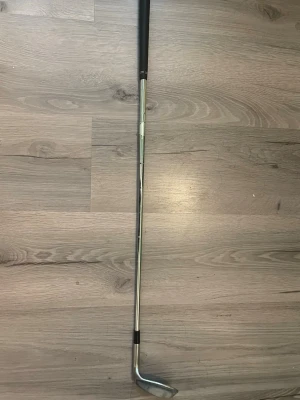 56 grader wedge Golfklubba - Golfklubba i metall med ett svart, räfflat gummigrepp och klassiskt klubbhuvud. Perfekt för dig som vill börja spela golf eller behöver en extra klubba till samlingen. Wedge 56 grader Right