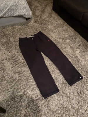 Svarta mjukisbyxor från Polo Ralph Lauren - Svarta mjukisbyxor från Polo Ralph Lauren i storlek medium. Riktigt sköna och fint skick! 