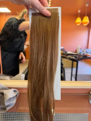 Långa bruna löshår extensions - 2500kr för 2 paket hår extensions 60cm. Kan säljas i ett paket också (1250kr) Helt oanvända eftersom de var för ljusa för mig