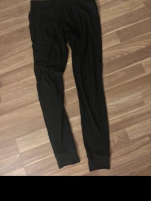 Underställ  - Säljer ett par svarta leggings och svart långärmad från Lifewear i mjukt och stretchigt bambumaterial. De har hög midja och smal passform som sitter skönt mot kroppen. Perfekta för dig som gillar enkla och bekväma basplagg.