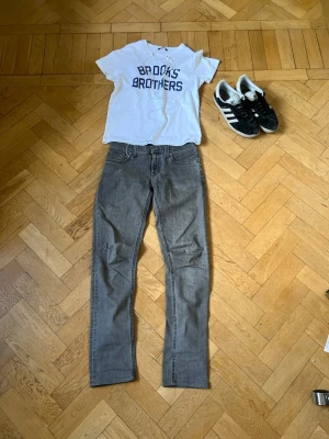 Selvedge Nudie jeans - Skick 9/10 tecken på användning men inga defekter. Storlek W26 L 34 passar någon runt 170. Modellen är Tube Kelly.
