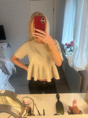 Beige tröja - Säljer en beige stickad tröja med volang nertill💓
