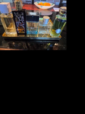 5st olika dofter nästan helt fulla  - Säljer ett set med flera parfymflaskor Kommer utan box 100ml coconut lagoon 100ml Lattafa Ana Abiyed 100 ml  Sky edt 100ml sometimes( blue soul)100 ml Dulin lether 