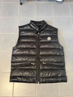 Moncler gui väst - Tja! Säljer denna moncler gui väst som är i ett otroligt skick! Perfekt inför våren. Säljer eftersom den inte passar mig längre. Hör gärna av dig om du skulle ha några frågor, svarar snabbt!! 😁✌️