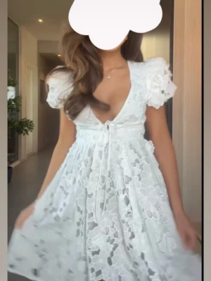 Vit spetsklänning med puffärm - Söker denna klänning i stil xs eller s, kan betala bra !
