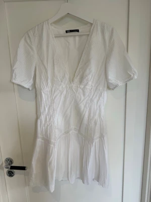 Vit sommar klänning  - Söt vit somrig klänning från Zara storlek S🌸 spetsen har går sönder lite lite (se bild) men detta är inget som syns och speciellt inte när man har den på sig🫶