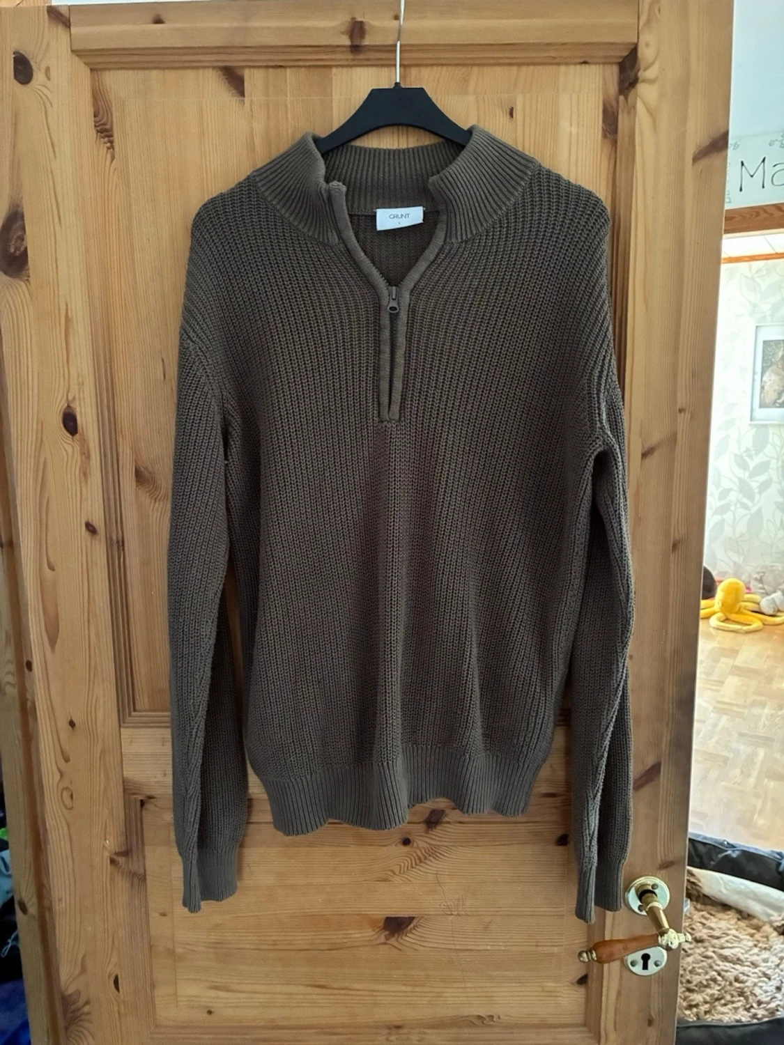 Brun stickad tröja med halvzip Grunt