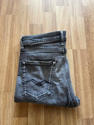 Gråa replay jeans - Snygga gråa replay jeans perfekt för dig som gillar en stilren Grish stil