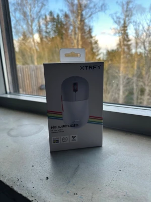 Xtrfy M8 Wireless gamingmus - Säljer en Xtrfy M8 Wireless gamingmus i vit färg. Musen är trådlös och levereras i originalförpackning med skyddande plast. Perfekt för gaming och e-sport, med lätt och ergonomisk design. Materialet är plast och är väldigt clean. 
