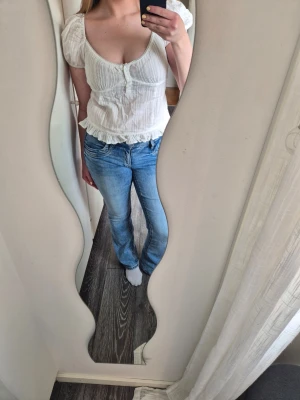 Vit topp - Söt vit topp med fina detaljer❣️ Endast använd ett fåtal gånger