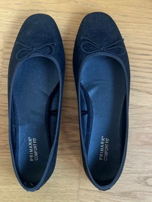Ballerinaskor  - Stilrena svarta ballerinaskor från Primark med  rund tå och liten rosett framtill. Endast antal ca 2 gånger. I storlek 39 men jag som brukar ha storlek 39 tycker dem är lite för stora så rekommenderar för storlek 40. Vid frågor är det bara att höra av sig🩷🩷