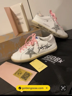 Golden goose skor - Helt nya golden goose skor. Storlek 38. Säljes åt min syster då hon väntade för länge med att lämna tillbaka dom då dom inte passade tyvärr och nu är det försent att skicka tillbaka med 30 dagars retur. Köpt för runt 6000 mitt pris 3400kr! Passa på! Helt oanvända☺️Skickar snabbt!😊