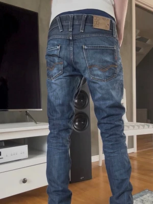 Replay superior - Säljer ett par blå jeans från Replay.                             Nästan helt nya.                                                               Använda Max 3 gånger!                                   Väldigt snygga sitter perfekt för regular modellen!