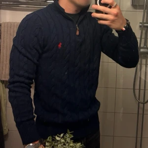  Stickad half zip Polo Ralph Lauren - Mörkblå half zip från Polo Ralph Lauren, Storlek M, modellen på bilden är 170 och den är lite lång i kroppen, skulle säga att den passar bäst om du är 175-180. Endast använd ett fåtal gånger. Skriv gärna för fler bilder eller info🙌🏼