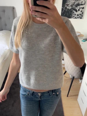 Grå stickad t-shirt  - Säljer en grå stickad t-shirt i storleken 158/164 som även passar XS och S från Gina tricot. Använd 1 gång. Priset kan diskuteras!