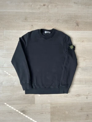 Svart Stone Island Tröja Crewneck Storlek S - Fin Stone Island tröja i svart färg. Tröjan är i mycket bra skick och sparsamt använd. |  Äkta som allt annat jag säljer! ✅ |  Storlek: S | Skick: Mycket Bra Skick | Färg: Svart | Märke: Stone Island | Modell: Tröja |  Hör gärna av dig vid frågor så svarar jag så fort jag kan! 😁|   (SKU - 92)