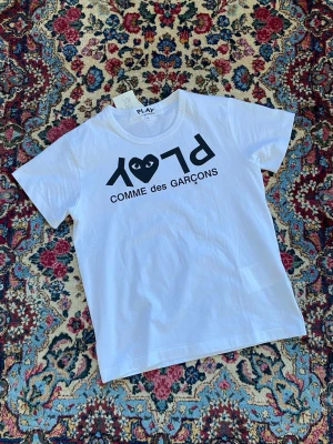 Cdg inverted tshirt - En riktigt snygg cdg tshirt helt i ny skick med lappen kvar. Riktigt snygg o skönt material. Perfekt till sommar/vår! Original pris 900kr
